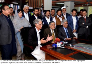 ISLAMABAD: CM KP Pervez Khattak, Federal Ministers Ishaq Dar and Khwaja Asif talking to the media after signing the agreement regarding resolution of KP issues with Federal Government. INP PHOTO