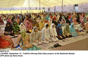 APP15-13 LAHORE: September 13 Faithful offering Eidul Azha prayers at the Badshahi Masjid. APP photo by Rana Imran