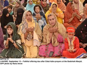 APP16-13 LAHORE: September 13 Faithful offering dua after Eidul Azha prayers at the Badshahi Masjid. APP photo by Rana Imran