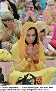 APP17-13 LAHORE: September 13 Faithful offering dua after Eidul Azha prayers at the Badshahi Masjid. APP photo by Rana Imran