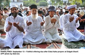 APP25-13 RAWALPINDI: September 13 Faithful offering dua after Eidul Azha prayers at Eidgah Sharif. APP photo by Abid Zia