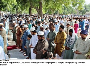 APP37-13 MULTAN: September 13 Faithful offering Eidul Azha prayers at Eidgah. APP photo by Tanveer Bukhari