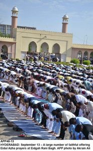 APP48-13 HYDERABAD: September 13 A large number of faithful offering Eidul Azha prayers at Eidgah Rani Bagh. APP photo by Akram Ali