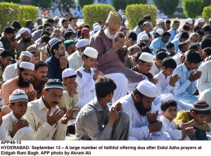APP49-13 HYDERABAD: September 13 A large number of faithful offering dua after Eidul Azha prayers at Eidgah Rani Bagh. APP photo by Akram Ali