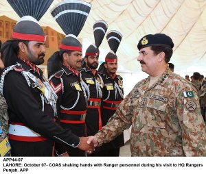 APP44-07 LAHORE: October 07- COAS shaking hands with Ranger personnel during his visit to HQ Rangers Punjab. APP