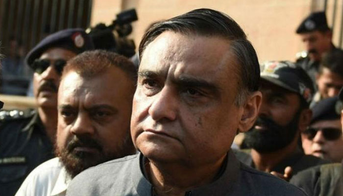 کراچی زون کے مزید 9 ڈی ایس پیز کے خلاف تحقیقات کا آغاز کراچی:(ملت آن لائن)صوبہ سندھ کے دارالحکومت کراچی زون کے مزید 9 ڈی ایس پیز کے خلاف تحقیقات کا آغاز کردیا گیا۔ ڈی آئی جی ساؤتھ اور ڈی آئی جی سی آئی اے کو انکوائری افسر مقرر کردیا۔ آئی جی سندھ اے ڈی خواجہ نے ایڈیشنل آئی جی کراچی کی رپورٹ پر آرڈر جاری کردیا۔ گزشتہ روز بھی آئی جی سندھ اے ڈی خواجہ کو ایڈیشنل آئی جی کراچی کی جانب سے کراچی رینج کے 7 ڈی ایس پیز کے خلاف شکایات موصول ہوئیں تھی جس کے بعد انہوں نے مذکورہ افسران کے خلاف تحقیقات کا حکم دیا تھا۔ مذکورہ افسران کے خلاف کرپشن سمیت دیگر سنگین جرائم کی شکایات ہیں۔ مذکورہ افسران میں ڈی ایس پی نیئر الحق، قمر الزمان، غلام نبی واگھو، اختر لطیف مغل، رستم نواز، زاہد حسین اور منیر احمد ارسانی شامل ہیں۔آج مزید 9 ڈی ایس پیز کے خلاف رپورٹ آنے کے بعد مجموعی طور پر 16 ڈی ایس پیز کے خلاف تحقیقات شروع کردی گئی ہیں۔ آئی جی سندھ کے آرڈر کے مطابق 5 ڈی ایس پیز کا تعلق ایسٹ زون سے ہے۔ ایسٹ زون کی انکوائری ڈی آئی جی ساؤتھ آزاد خان کریں گے۔ دیگر ڈی ایس پیز کی انکوائری ڈی آئی جی سی آئی اے ثاقب اسماعیل کریں گے۔ آج ملنے والی رپورٹ میں ڈی ایس پیز میں چوہدری ارشاد، ایوب برگڑی،ارشد حیات، سعید رند، ظفر اقبال، شفقت چانڈیو اور آغا اصغر فہرست میں شامل ہیں۔ مذکورہ بالا ڈی ایس پیز سعود آباد، سہراب گوٹھ، بن قاسم اور قائد آباد میں تعینات ہیں۔ 4 ڈی ایس پیز میں 3تعیناتی کے منتظر جبکہ ایک پہلے ہی معطل ہے۔ آئی جی سندھ نے 15 روز میں تحقیقات مکمل کر کے رپورٹ جمع کروانے کی ہدایت کی ہے۔