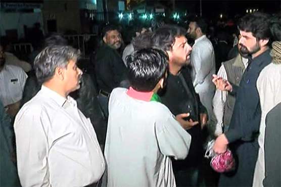 کراچی میٹرول میں تحریک انصاف کا دھرنا رات گئے ختم ہو گیا۔ حلیم عادل شیخ سمیت تمام گرفتار کارکنوں اور رہنماؤں کو چھوڑ دیا گیا جبکہ شاہراہ فیصل پر ٹریفک کی روانی بھی بحال ہو گئی۔