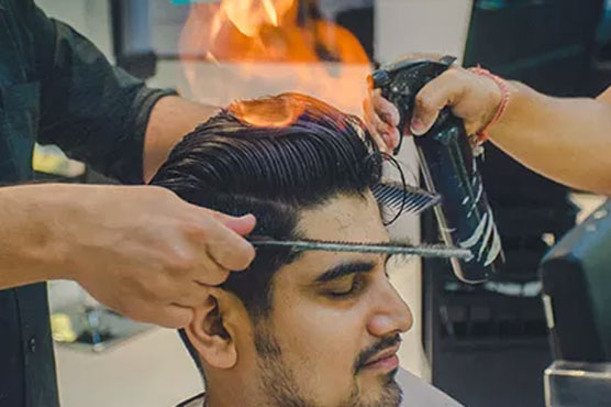 آگ کے ذریعے بال کاٹنے والا بھارتی حجام