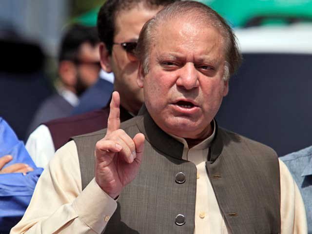 لاہور: مسلم لیگ ن کے قائد نواز شریف نے جمہوریت کے تسلسل کو ملحوظ خاطر رکھتے ہوئے اپنی ذات کی نفی (مائنس فارمولا) کو ذہنی طورپر قبول کرلیا۔ باوثوق لیگی ذرائع نے بتایا ہے کہ مسلم لیگ ن کی اعلیٰ قیادت نے عام انتخابات کے بروقت انعقاد کے سلسلے میں نئی حکمت عملی طے کی ہے جب کہ نواز شریف نے اپنی ذات کی نفی (مائنس فارمولا) کو ذہنی طورپر قبول کرلیا ہے۔ نواز شریف نیب اور عدالتوں میں جاری کیسز کی متوقع سزائیں بھی باعمل پارٹی پالیسی قبول کریں گے تاہم امن وامان کی صورت حال کو برقرار رکھتے ہوئے عوام کا احتجاجی کال دینے سے گریز کیا جائے گا۔